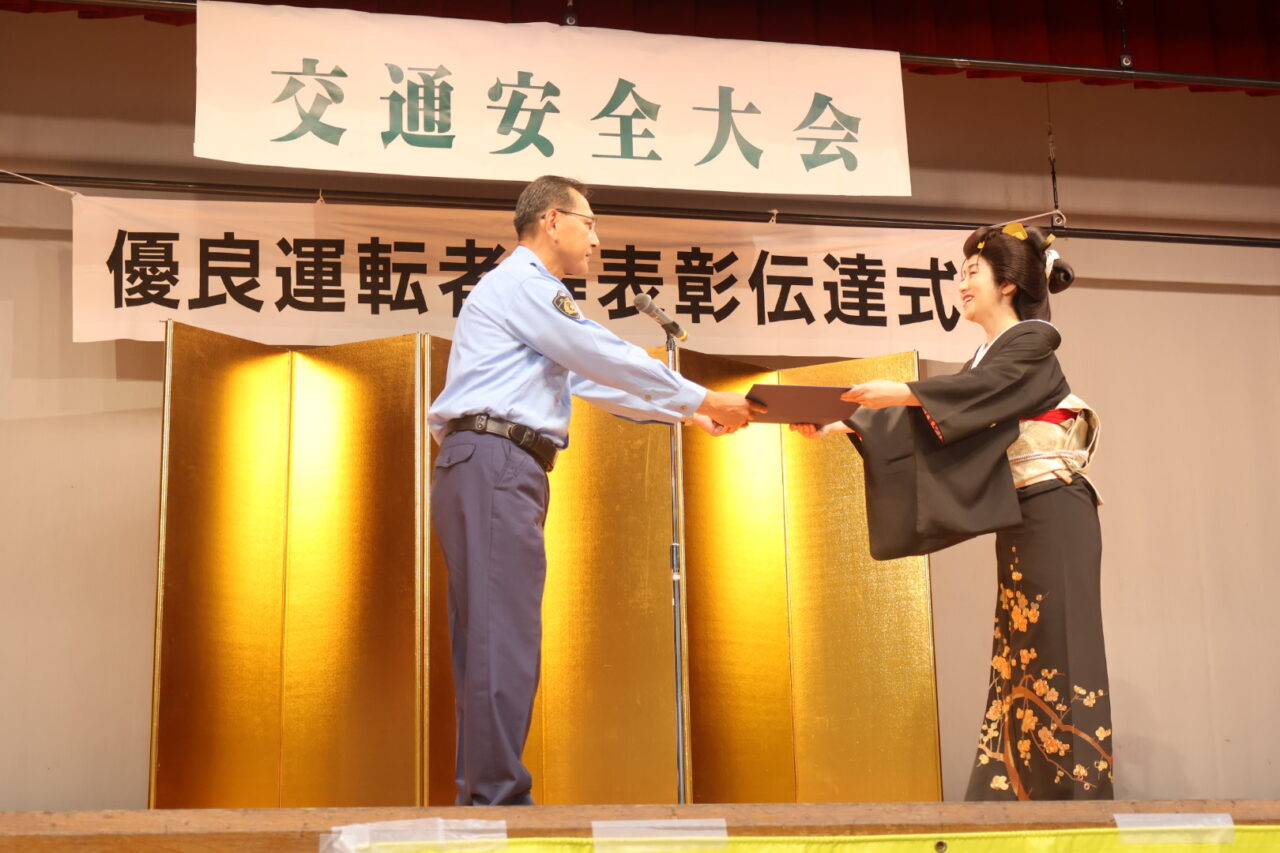 歌手・俳優の松原美穂さんが一日警察署長に！ 「浪速交通安全大会・優良運転者等表彰伝達式」が浪速区民センターで行われました