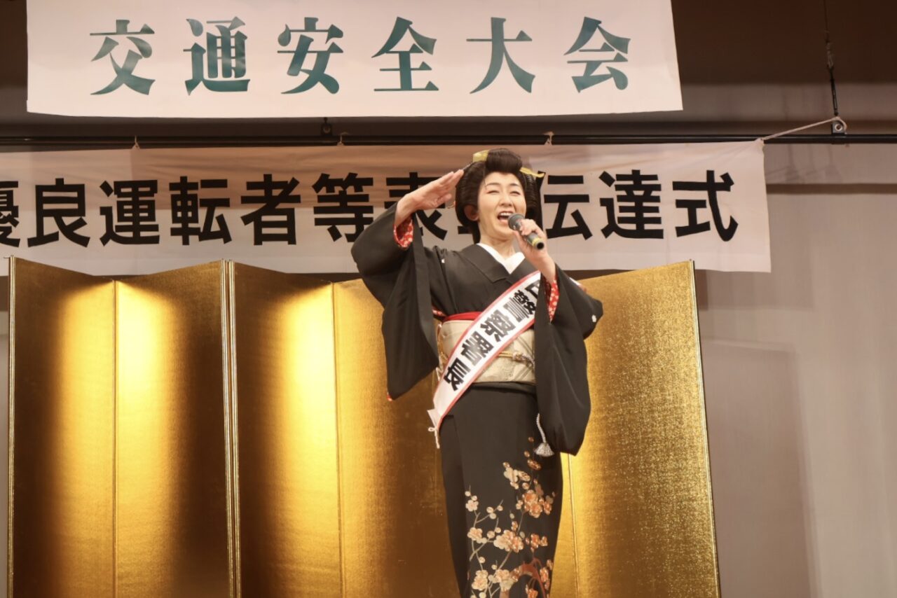 歌手・俳優の松原美穂さんが一日警察署長に！ 「浪速交通安全大会・優良運転者等表彰伝達式」が浪速区民センターで行われました