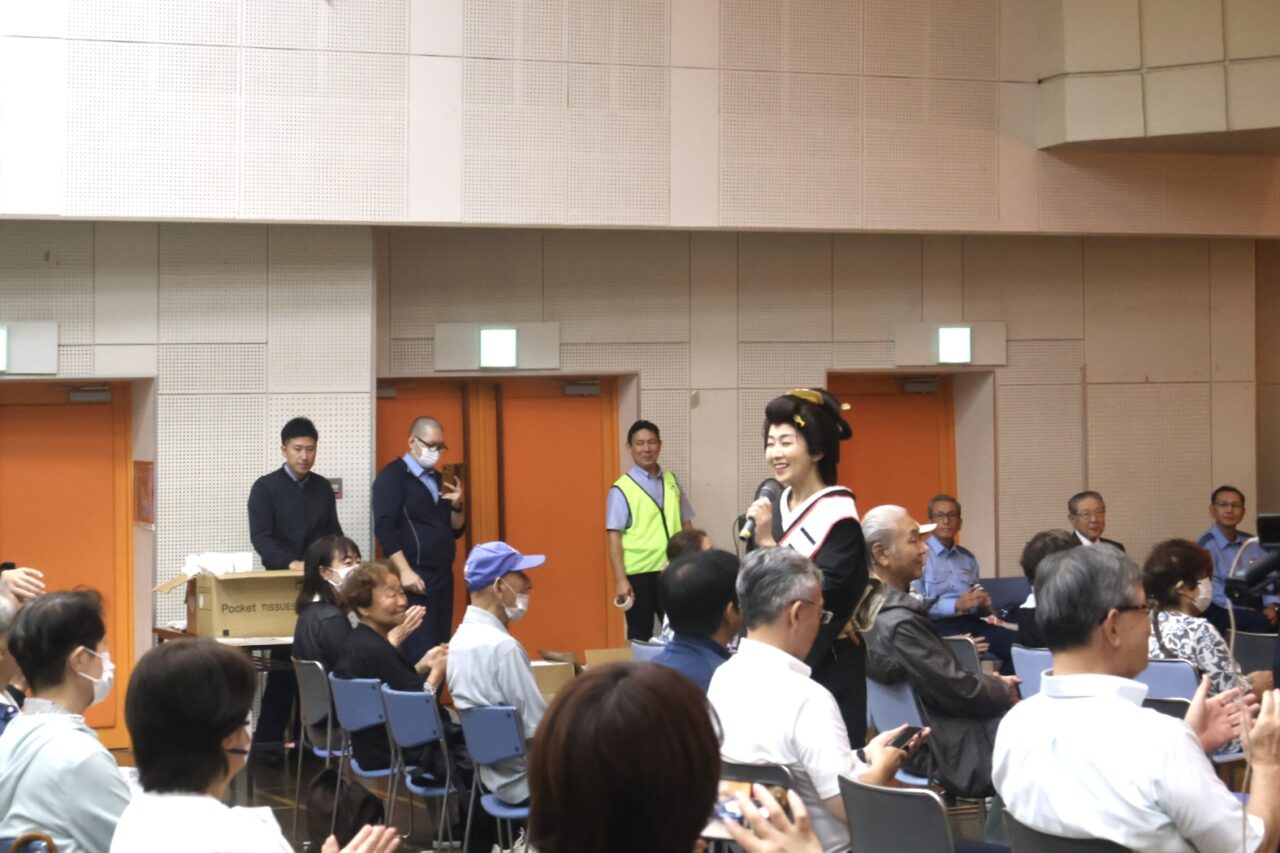 歌手・俳優の松原美穂さんが一日警察署長に！ 「浪速交通安全大会・優良運転者等表彰伝達式」が浪速区民センターで行われました
