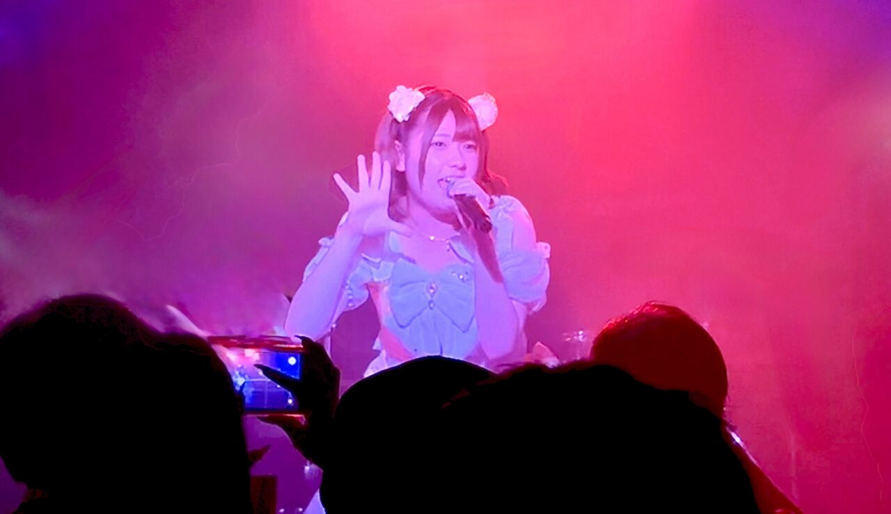 新世界本通商店街の通りにあるスポーツバーのPool ＆ Darts Bar YOLOの店長で時々、ソロアイドルの活動もしている、ももさん