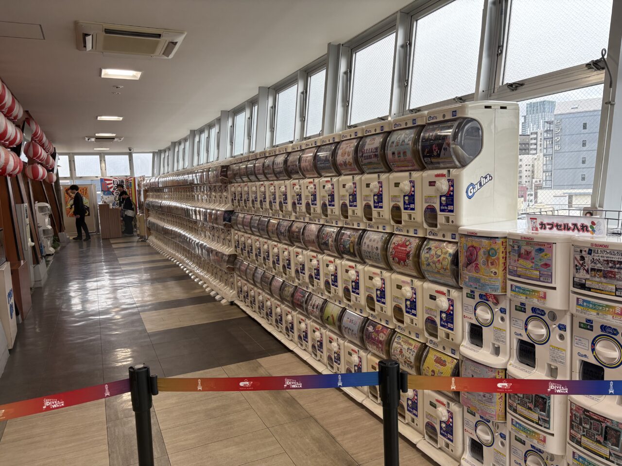 通天閣2階、キン肉マンの名物展示が2026年の8月末をもって展示終了。跡地には140台規模のカプセルトイが並んでいます