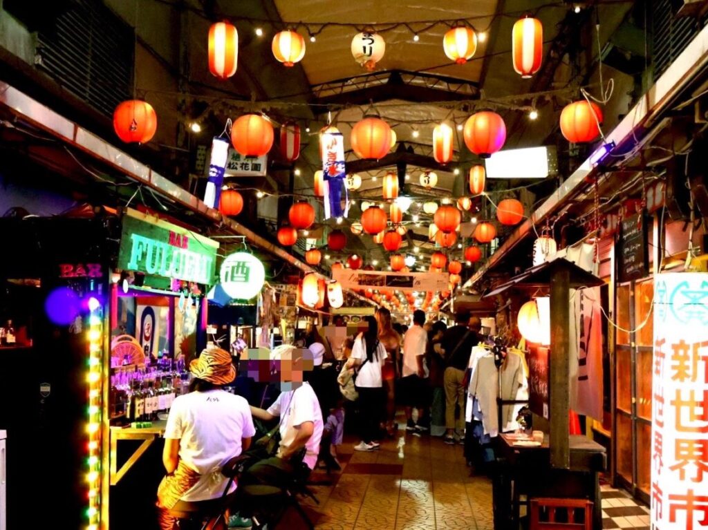 老舗商店街の新世界市場にナイトマーケットが復活、提灯が灯る商店街に夜の賑わいが戻ってきました！  これから毎週土曜日に夜市が開催されます