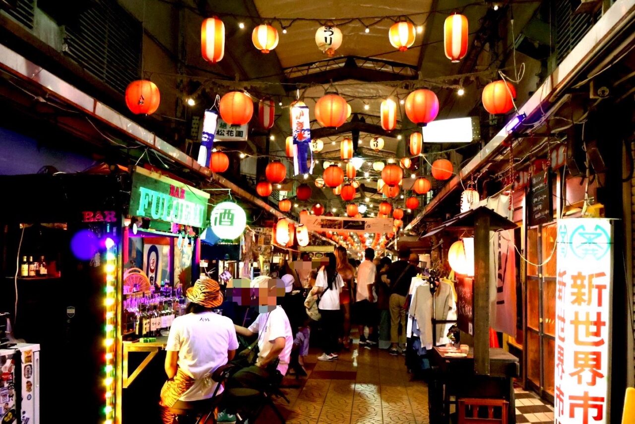 老舗商店街の新世界市場にナイトマーケットが復活、提灯が灯る商店街に夜の賑わいが戻ってきました！  これから毎週土曜日に夜市が開催されます